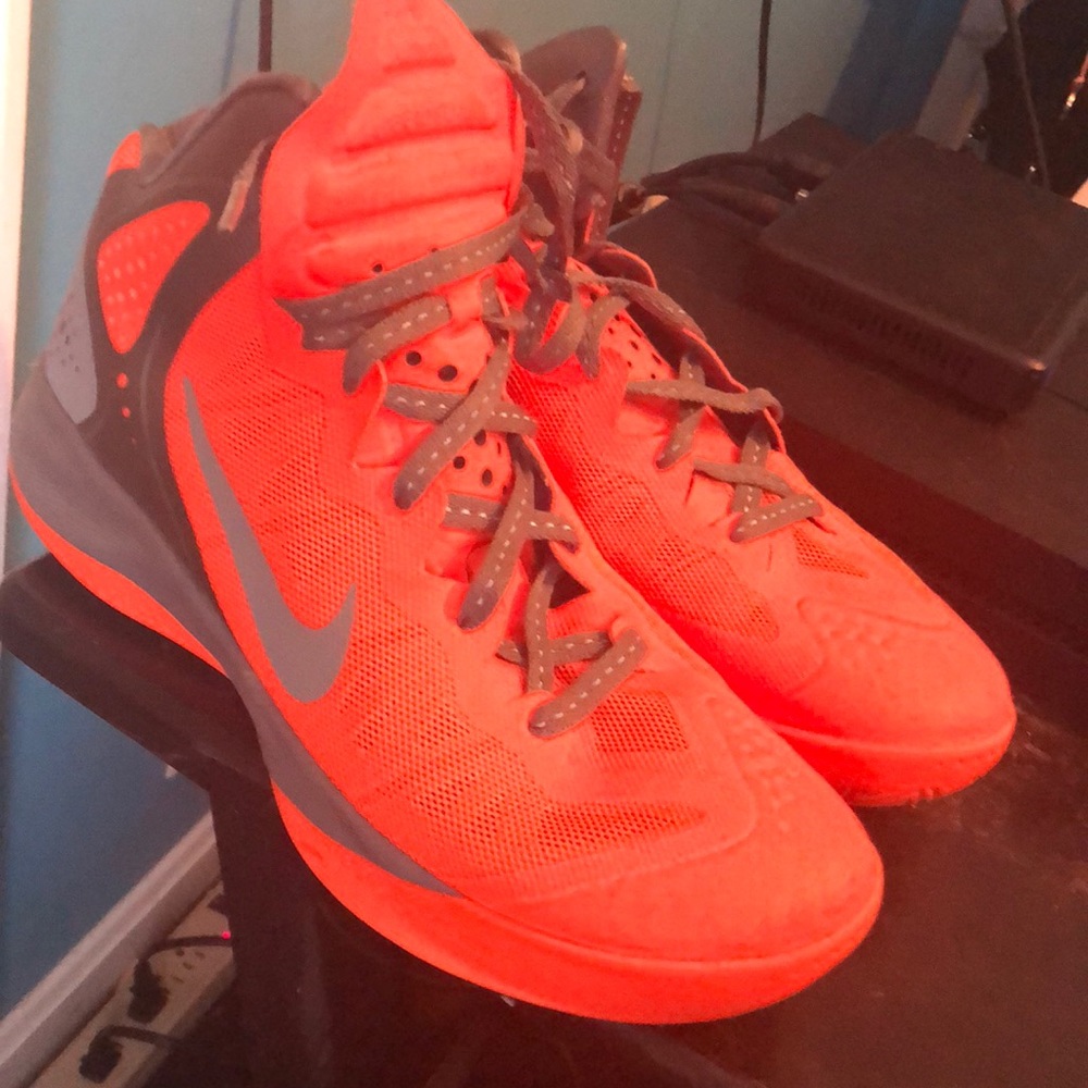 I’m selling Nike basketball shoes